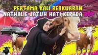 Nathalie Holscher ikut menyumbangkan hewan kurban pertamanya setelah menjadi seorang mualaf. Sapinya ia beri nama Boy, begini potret Nathalie bersama hewan kurbannya. Foto: Instagram