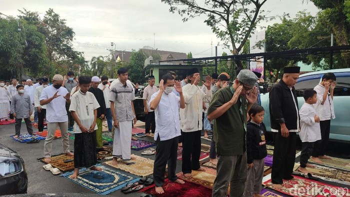 Hujan gerimis yang mengguyur di wilayah perkotaan Ciamis tak menyurutkan warga untuk menunaikan salat Iduladha 1443 H, Minggu (10/7/2022). Hujan gerimis yang mengguyur di wilayah perkotaan Ciamis tak menyurutkan warga untuk menunaikan salat Iduladha 1443 H, Minggu (10/7/2022).