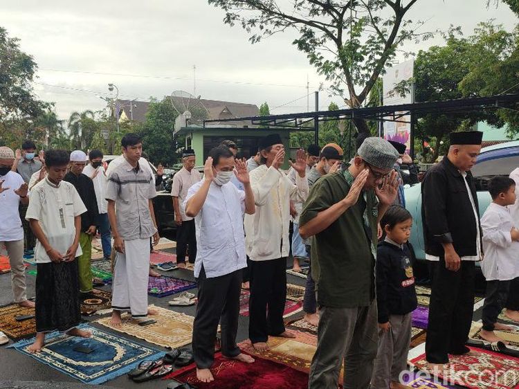 Gerimis Tak Surutkan Warga Ciamis Tunaikan Salat Iduladha 1443 H
