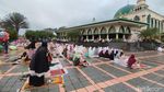 Gerimis Tak Surutkan Warga Ciamis Tunaikan Salat Iduladha 1443 H