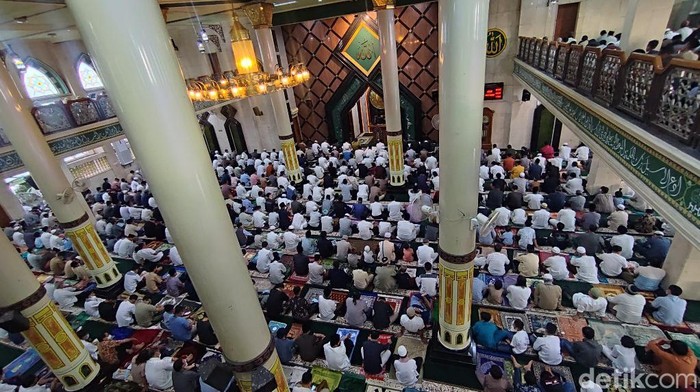 Hujan gerimis yang mengguyur di wilayah perkotaan Ciamis tak menyurutkan warga untuk menunaikan salat Iduladha 1443 H, Minggu (10/7/2022). Hujan gerimis yang mengguyur di wilayah perkotaan Ciamis tak menyurutkan warga untuk menunaikan salat Iduladha 1443 H, Minggu (10/7/2022).