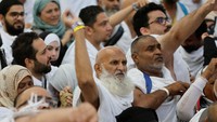 Bersamaan dengan ibadah haji, umat muslim yang sedang menunaikan ibadah haji juga melaksanakan lempar jumroh. Foto: Reuters_MOHAMMED SALEM