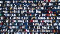 Setelah dua tahun melewati pandemi Covid-19, protokol kesehatan mulai dilonggarkan. Umat muslim akhirnya bisa melaksanakan salat Idul Adha berjamaah di tempat umum, seperti yang dilaksanakan umat muslim Irak di Masjid Al-Nouri, Irak. Foto: AFP via Aljazeera_ZAID AL_OBEID