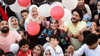 Selepas salat, beberapa masjid juga membagikan balon pada anak-anak. Salah satunya masjid Al-Sedik ibu kota Kairo, Mesir. Serunya! Foto: Reuters