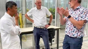 Pada 2 Juli kemarin, Jack Ma menyambangi Wageningen University & Research (WUR), universitas di Belanda yang dikenal akan riset pertanian. Terlihat Jack Ma di situ sehat-sehat saja penampilannya, tapi bedanya adalah rambutnya mulai banyak beruban, tidak seperti sebelumnya. Dia juga sedikit lebih gemuk. Foto: WUR