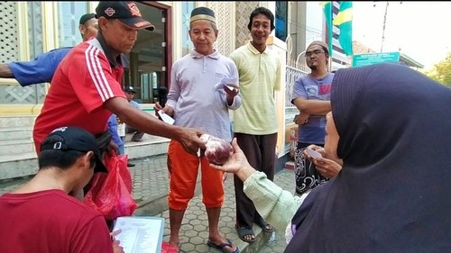 Jamaah masjid Baitul Qodim Kelurahan Loloan Timur, Jembrana Bali, menerima daging kurban, Minggu (10/7/2022)
