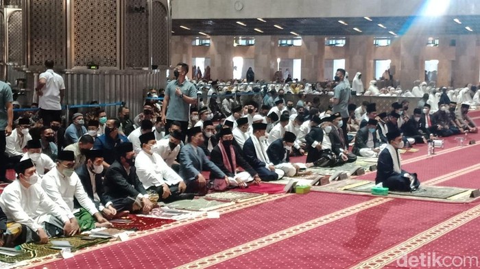 Jokowi sebelahan dengan Prabowo saat Salat Idul Adha di Istiqlal (Eva Savitri/detikcom)