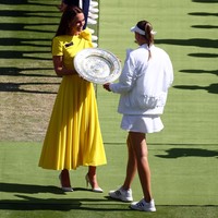 Menghadiri final tunggal wanita Wimbledon 2022, ibu tiga anak ini memakai gaun kuning cerah dari Roksanda. Gaun tersebut lantas mengklaim posisi ke-7. (Foto: AFP via Getty Images/ADRIAN DENNIS)
