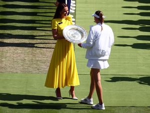 Kate Middleton Beri Elena Rybakina Trofi Wimbledon, Gayanya Cerah Berseri