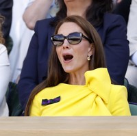Kate Middleton memang dikenal kerap recycle pemakaian busana. Kebiasaan ini sudah menjadi salah satu ciri khas gaya berpakaiannya selama bertahun-tahun. Pilihannya untuk mengenakan kembali busana lama dinilai sebagai bentuk pendekatan fashion yang lebih berkelanjutan. Foto: PA Images via Getty Images/Steven Paston