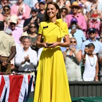 Dress kuning yang dikenakan istri Pangeran William itu merupakan rancangan desainer Serbia Roksanda Ilinčić. Menurut Daily Mail, harga gaun yang dinamai Brigitte ini mencapai 1.095 pound sterling atau hampir Rp 20 juta. Foto: Anadolu Agency via Getty Images