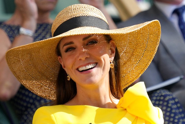 Kate Middleton menyempurnakan gayanya dengan sepasang anting berlian kuning lemon Kiki McDonough. Kate tak ragu menunjukkan ekspresinya yang tak jaim di balik penampilannya yang mahal dan elegan. Foto: AP/Kirsty Wigglesworth