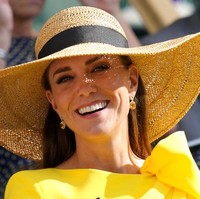 Kate Middleton menyempurnakan gayanya dengan sepasang anting berlian kuning lemon Kiki McDonough. Kate tak ragu menunjukkan ekspresinya yang tak jaim di balik penampilannya yang mahal dan elegan. Foto: AP/Kirsty Wigglesworth