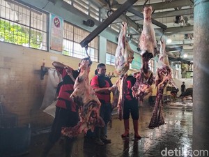 Melihat Kesibukan Rumah Potong Hewan di Bandung Saat Idul Adha