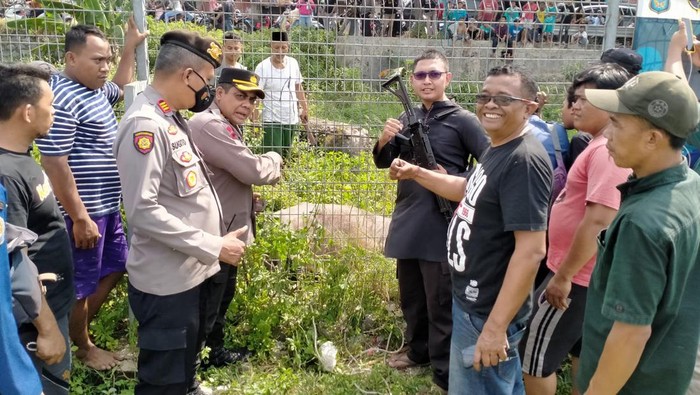Seekor kerbau yang akan dijadikan hewan kurban saat Idul Adha 1443 Hijriah di Desa Kampung Melayu Timur, Kecamatan Teluknaga, Kabupaten Tangerang, mengamuk hingga polisi menembak kerbau tersebut. Kapolres Metro Tangerang Kota, Kombes Zain Dwi Nugroho mengatakan kerbau ini mengamuk dan melukai dua warga.