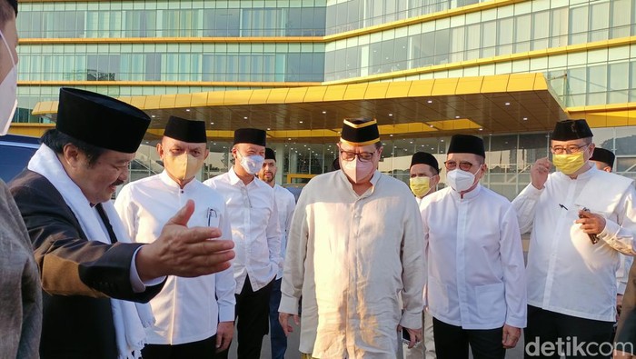 Ketua Umum DPP Partai Golkar Airlangga Hartato hari ini menggelar Salat Idul Adha 1443 Hijriyah di Masjid Ainul Hikmah DPP Golkar, Palmerah, Jakarta Barat. (Karin Nur Secha/detikcom)