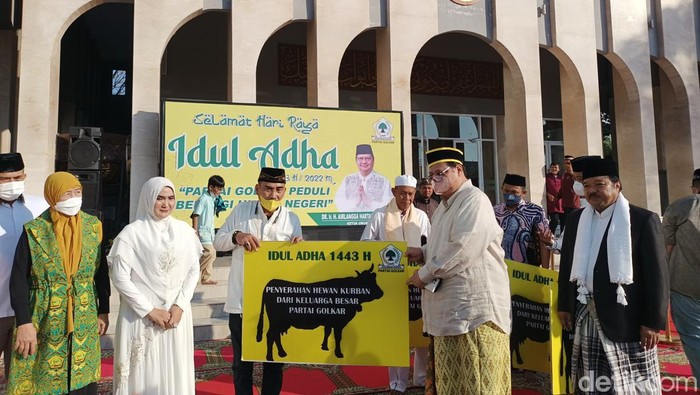 Ketua Umum Golkar Airlangga Hartarto bagikan hewan kurban Golkar