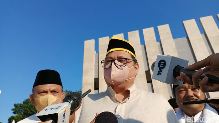 Ketua Umum Golkar Airlangga Hartarto bagikan hewan kurban Golkar