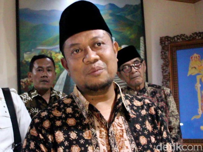 Moch Subchi Azal Tsani atau Mas Bechi (42) disebut tidak berada di Ponpes Shiddiqiyyah saat ratusan polisi melakukan penjemputan paksa. DPO pencabulan santriwati itu datang ke pesantren setelah keluarganya berhasil menghubunginya pada malam hari.