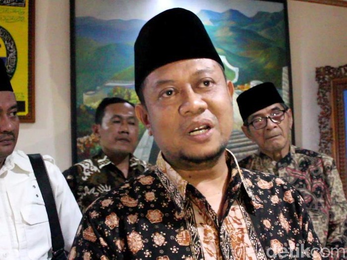 Moch Subchi Azal Tsani atau Mas Bechi (42) disebut tidak berada di Ponpes Shiddiqiyyah saat ratusan polisi melakukan penjemputan paksa. DPO pencabulan santriwati itu datang ke pesantren setelah keluarganya berhasil menghubunginya pada malam hari.