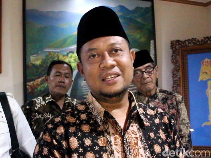 Moch Subchi Azal Tsani atau Mas Bechi (42) disebut tidak berada di Ponpes Shiddiqiyyah saat ratusan polisi melakukan penjemputan paksa. DPO pencabulan santriwati itu datang ke pesantren setelah keluarganya berhasil menghubunginya pada malam hari.