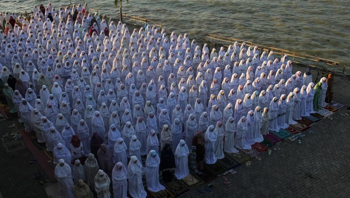 Sejumlah umat Muslim di Indonesia melaksanakan salat Idul Adha hari ini. Salat id digelar di Jakarta International Stadium hingga Tugu Khatulistiwa, Pontianak.