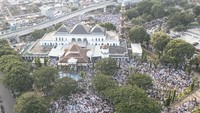Ribuan umat Islam di Kota Palembang melaksanakan salat Idul Adha di Bundaran Air Mancur (BAM) Masjid Agung Sultan Mahmud Badaruddin Jayo Wikramo Palembang, Sumatera Selatan, Minggu (10/7/2022). ANTARA FOTO/Nova Wahyudi. 