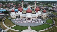Foto udara umat Islam melaksanakan salat Idul Adha di halaman Masjid Agung Baitul Makmur Meulaboh, Aceh Barat, Aceh, Minggu (10/7/2022). ANTARA FOTO/Syifa Yulinnas.