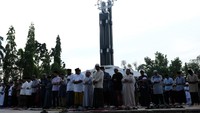 Umat Islam melaksanakan salat Idul Adha 1443 H di kawasan Tugu Khatulistiwa di Pontianak, Kalimantan Barat, Minggu (10/7/2022). Salat Idul Adha 1443 H yang dilaksanakan di Tugu Khatulistiwa yang merupakan salah satu cagar budaya Kota Pontianak tersebut mengikuti jadwal yang ditetapkan pemerintah. ANTARA FOTO/Jessica Helena Wuysang. 