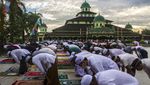 Khusyuk, Intip Pelaksanaan Salat Idul Adha di JIS-Tugu Khatulistiwa