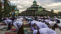 Umat Islam melaksanakan salat Idul Adha 1443 H di Masjid Jami, Banjarmasin, Kalimantan Selatan, Minggu (10/7/2022). ANTARA FOTO/Bayu Pratama S.