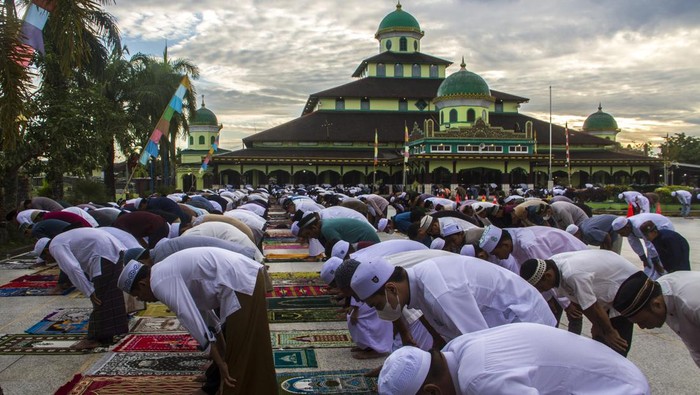 Sejumlah umat Muslim di Indonesia melaksanakan salat Idul Adha hari ini. Salat id digelar di Jakarta International Stadium hingga Tugu Khatulistiwa, Pontianak.