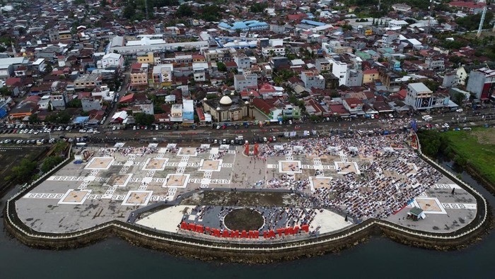 Khusyuk, Intip Pelaksanaan Salat Idul Adha di JIS-Tugu Khatulistiwa Sejumlah umat Muslim di Indonesia melaksanakan salat Idul Adha hari ini. Salat id digelar di Jakarta International Stadium hingga Tugu Khatulistiwa, Pontianak.