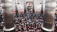 Salat Idul Adha juga digelar di Masjid Istiqlal, Jakarta. Ribuan umat Islam melaksanakan salat Idul Adha 1443 Hijriah di Masjid Istiqlal yang kembali menggelar salat Idul Adha sejak pandemi COVID-19. ANTARA FOTO/Hafidz Mubarak A.