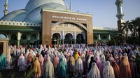 Masjid Raya Al-Azhom menjadi salah satu lokasi pelaksanaan salat Idul Adha di kawasan Tangerang, Minggu (10/7/2022). ANTARA FOTO/Fauzan.