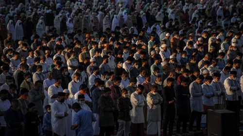 Sejumlah umat Muslim di Indonesia melaksanakan salat Idul Adha hari ini. Salat id digelar di Jakarta International Stadium hingga Tugu Khatulistiwa, Pontianak.