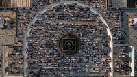 Penampakan dari udara Masjid Agung Jawa Tengah yang ramai didatangi jemaah untuk melaksanakan salat Idul Adha, Minggu (10/7/2022). ANTARA FOTO/Aji Styawan.
