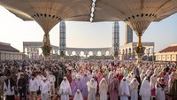 Masjid Agung Jawa Tengah menjadi salah satu lokasi pelaksanaan salat Idul Adha di kawasan Semarang. ANTARA FOTO/Aji Styawan.