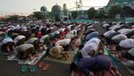 Khusyuk, Intip Pelaksanaan Salat Idul Adha di JIS-Tugu Khatulistiwa
