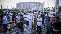 Umat Muslim melaksanakan salat Idul Adha di Jakarta International Stadium (JIS) yang berada di kawasan Jakarta Utara, Minggu (10/7/2022). ANTARA FOTO/Rivan Awal Lingga.