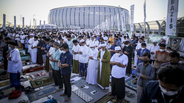 Khusyuk, Intip Pelaksanaan Salat Idul Adha di JIS-Tugu Khatulistiwa Sejumlah umat Muslim di Indonesia melaksanakan salat Idul Adha hari ini. Salat id digelar di Jakarta International Stadium hingga Tugu Khatulistiwa, Pontianak.