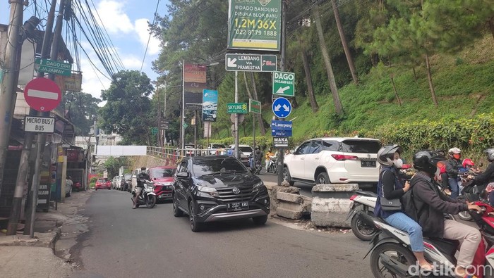 Lalin jalan alternatif menuju Lembang mulai macet.