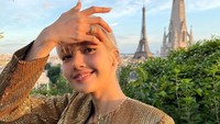 Lisa mengunggah selfie dengan latar belakang menara Eiffel. Foto: (dok. Instagram @lalalalisa_m)