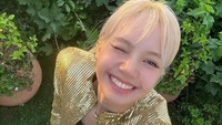 Lisa tersenyum lebar di foto tersebut. Foto: (dok. Instagram @lalalalisa_m)