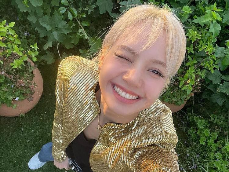 Picture Perfect! Senyum Manis Lisa BLACKPINK di Paris