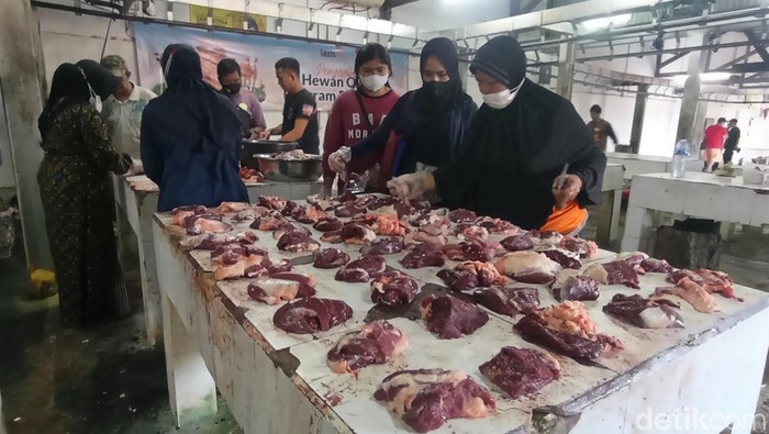 UPT Rumah Potong Hewan (RPH) Dinas Pertanian Kota Denpasar jadi salah satu lokasi pemotongan hewan kurban. Seperti apa proses pemotongan hewan kurban di sana?