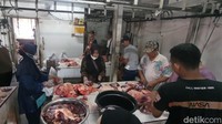 Mayun menuturkan, di UPT RPH Dinas Pertanian Kota Denpasar terdapat Paguyuban Tukang Potong. Jumlah tukang potong secara reguler yakni sebanyak 12 orang saja. Ketika ada pemotongan dalam jumlah banyak seperti Hari Raya Idul Adha, Paguyuban Tukang Potong akan mencari tambahan tenaga dari luar UPT RPH.