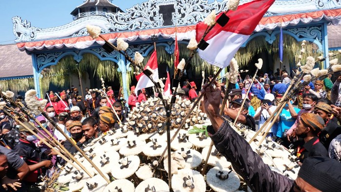 Melihat dari Dekat Tradisi Grebeg Gunungan Besar Solo Acara Grebeg Besar digelar di Solo, Jawa Tengah. Tradisi yang rutin digelar setiap tahun ini diselenggarakan untuk memeriahkan momen Idul Adha.