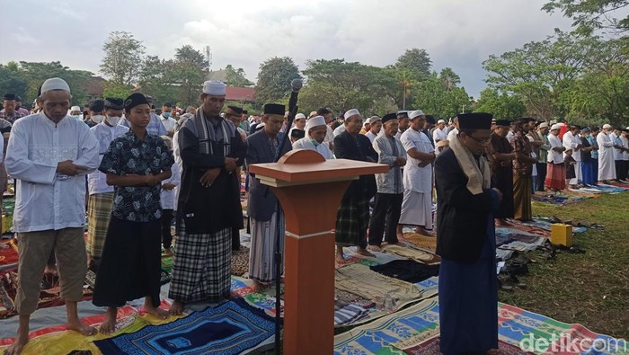 Lapangan Lumintang di Denpasar, Bali, ramai didatangi umat Muslim yang hendak melaksanakan salat Idul Adha hari ini. Berikut penampakannya.