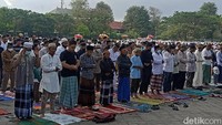 Ribuan umat Muslim memadati Lapangan Lumintang di Jalan Gatot Subroto Denpasar, Minggu (10/7/2022).